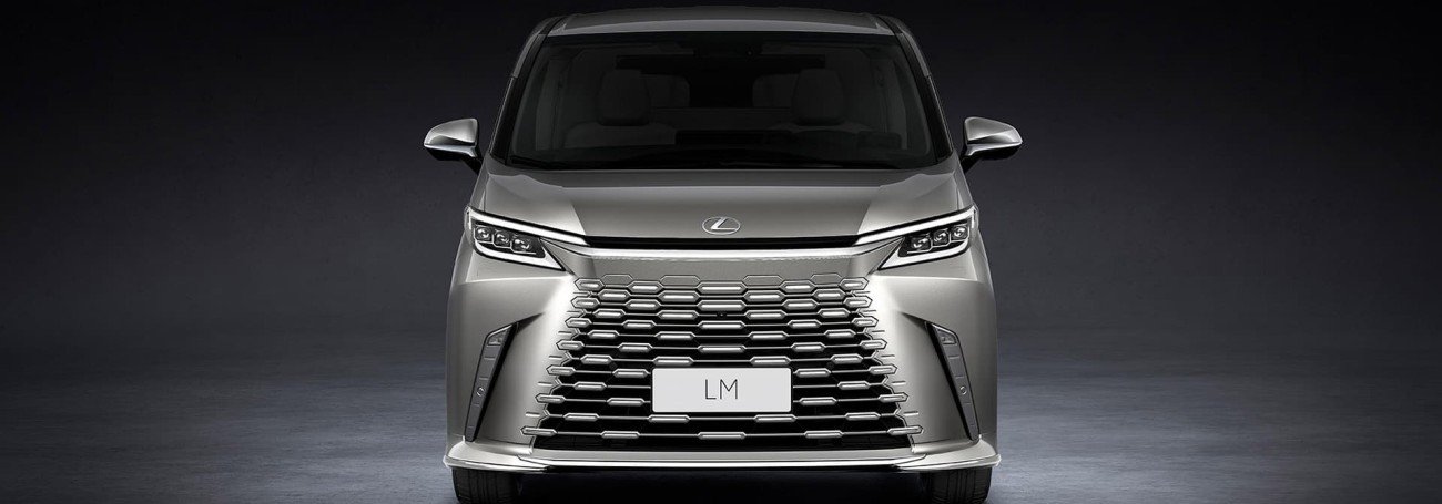 Lexus LM 500h (4 Chỗ)